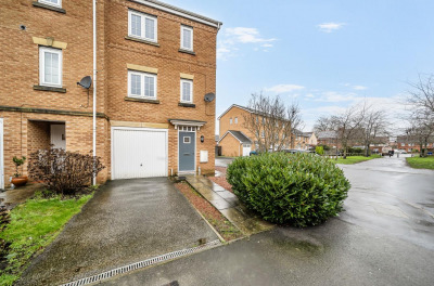 Abbotts Mews, Staynor Hall